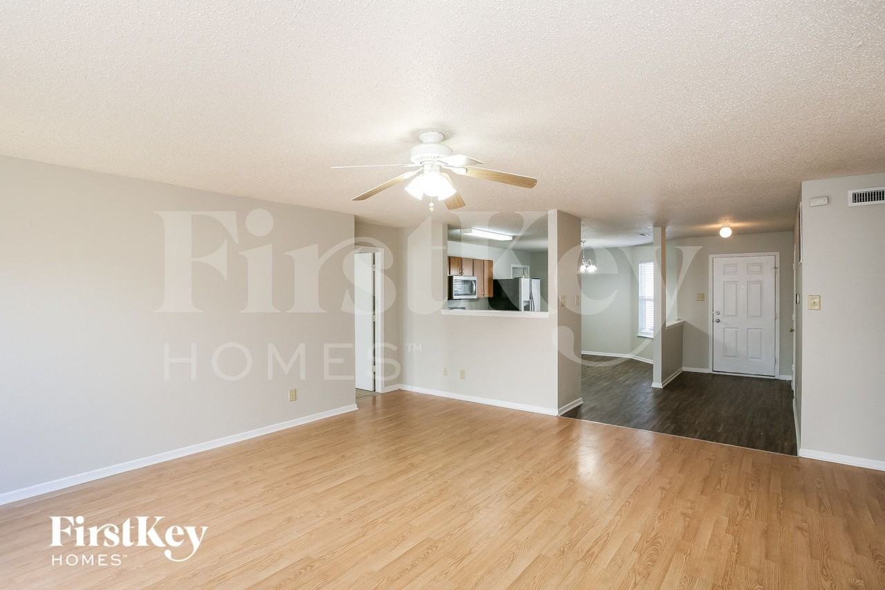 915 Streamside Dr - Photo 4 of 15