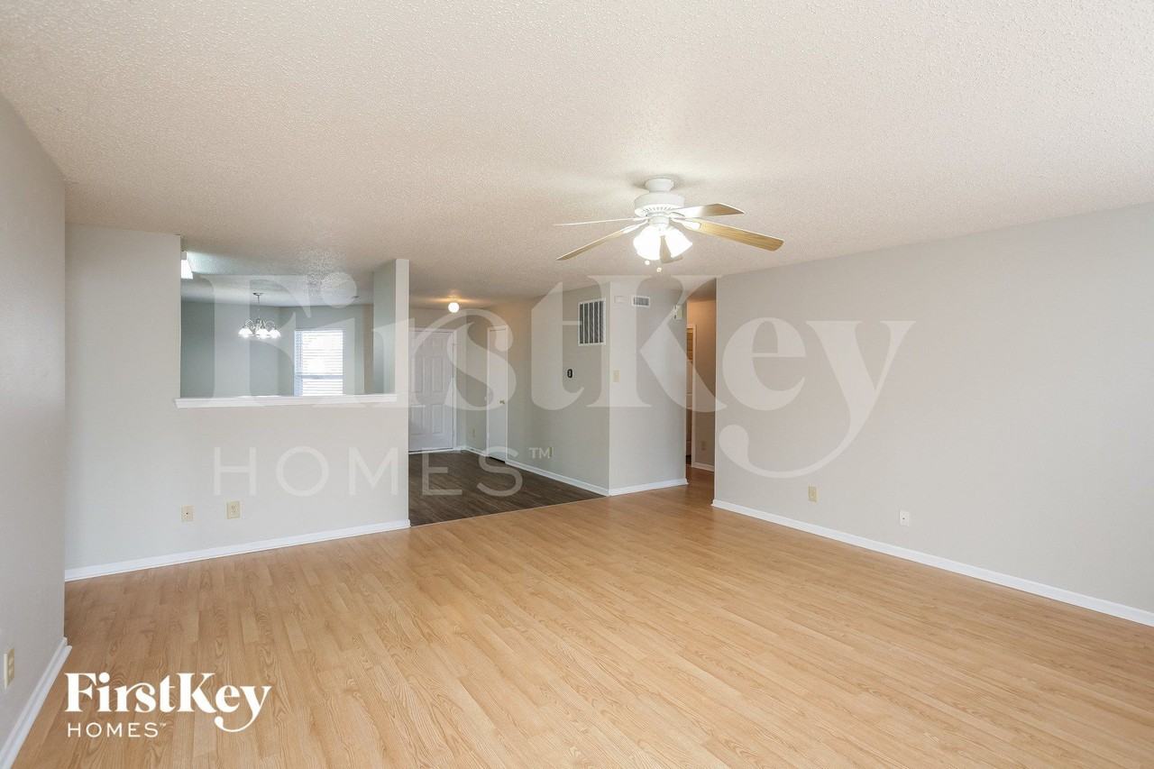 915 Streamside Dr - Photo 5 of 15