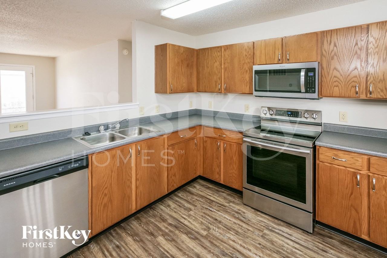 915 Streamside Dr - Photo 6 of 15