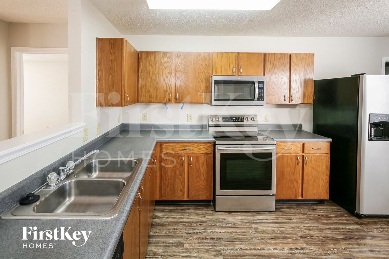 915 Streamside Dr - Photo 7 of 15