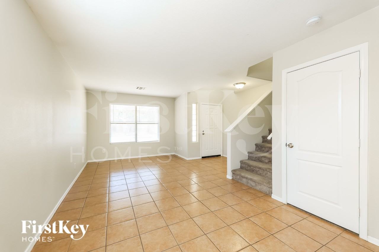 12922 W Holly St - Photo 2 of 18