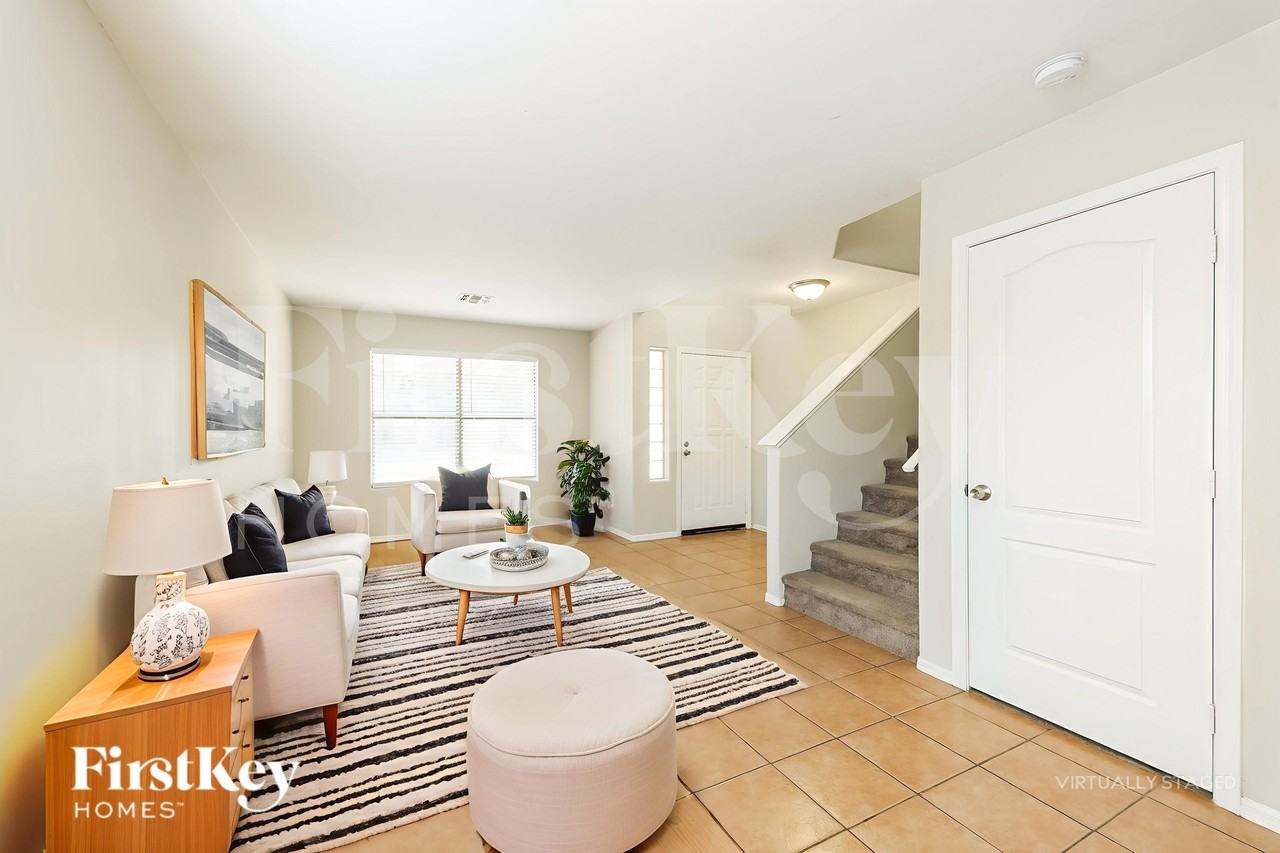 12922 W Holly St - Photo 3 of 18