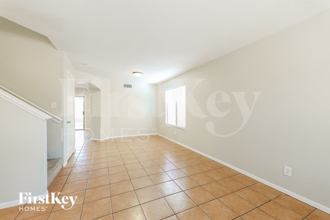 12922 W Holly St - Photo 4 of 18