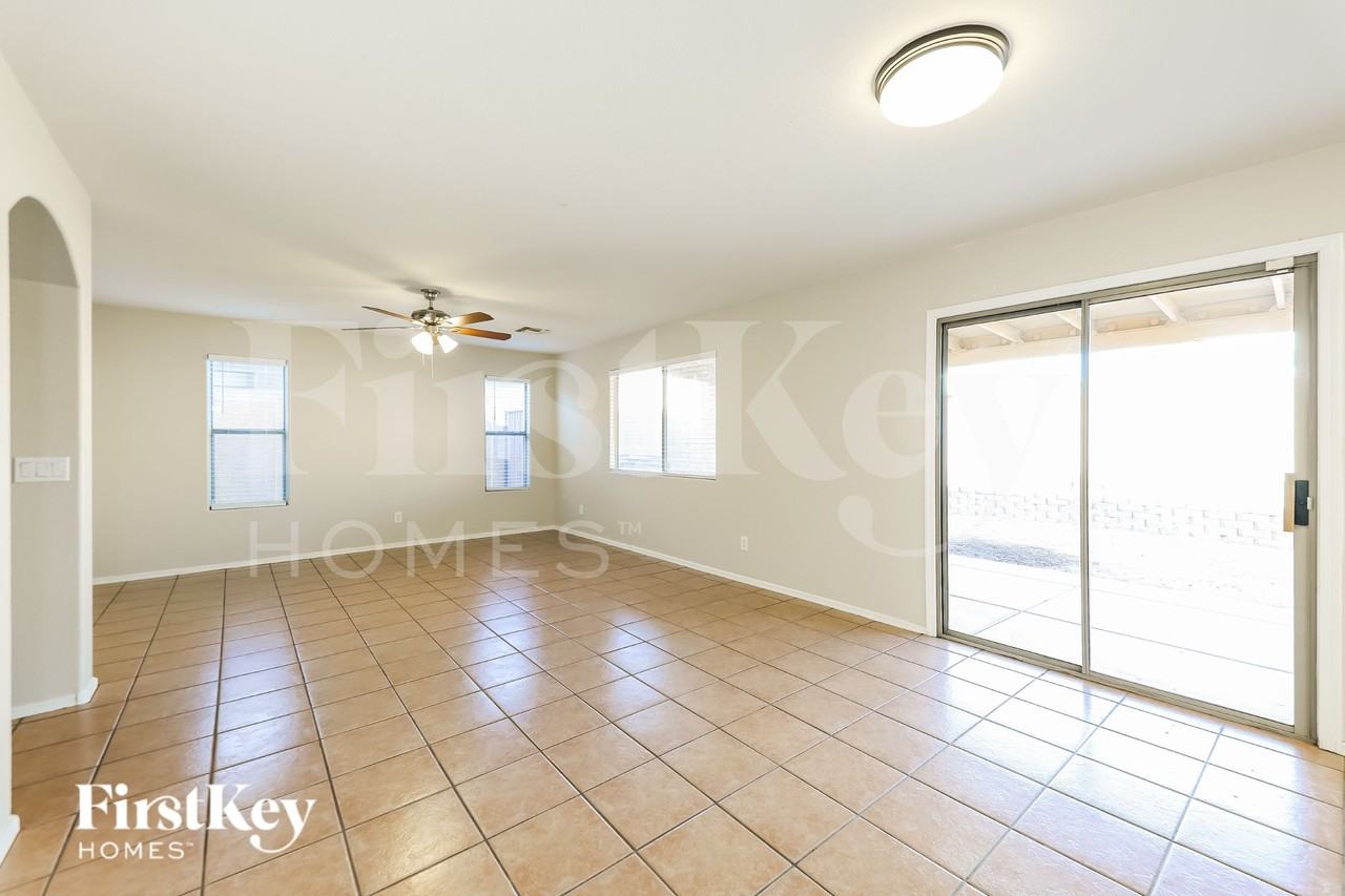 12922 W Holly St - Photo 5 of 18