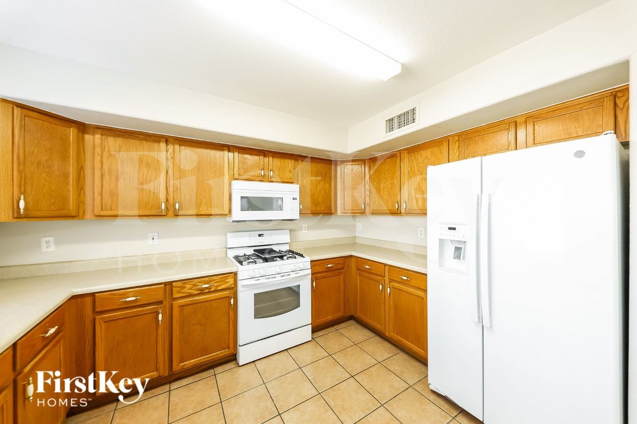 12922 W Holly St - Photo 6 of 18