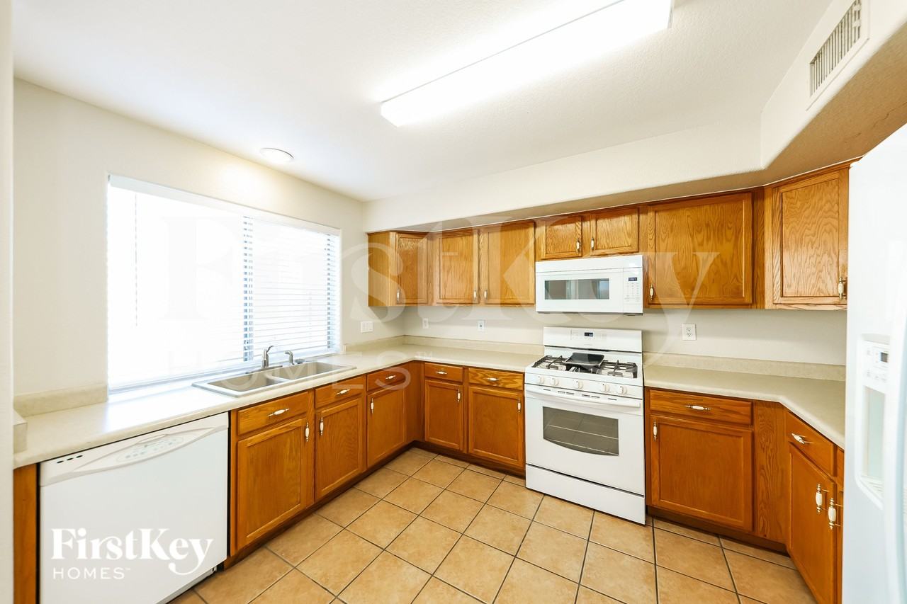 12922 W Holly St - Photo 7 of 18