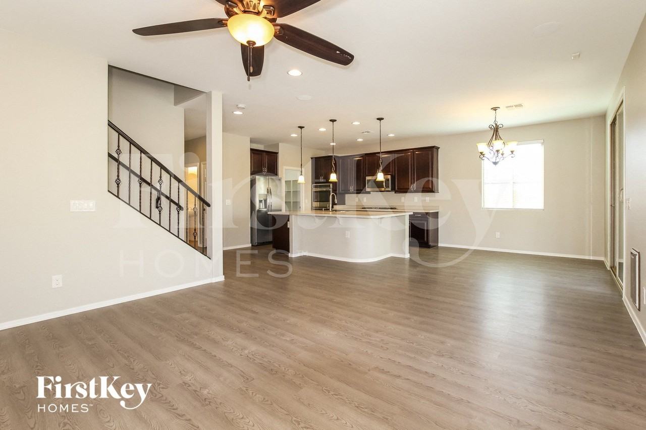 10242 W Levi Dr - Photo 3 of 15