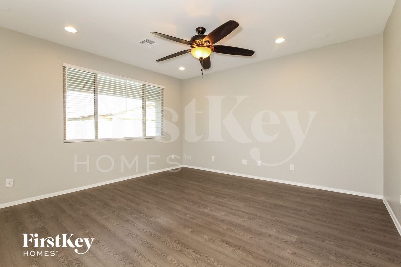 10242 W Levi Dr - Photo 4 of 15