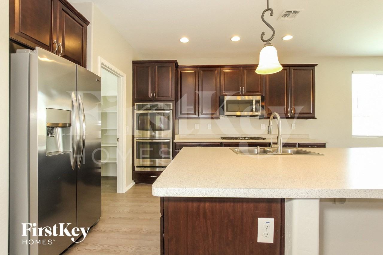 10242 W Levi Dr - Photo 5 of 15