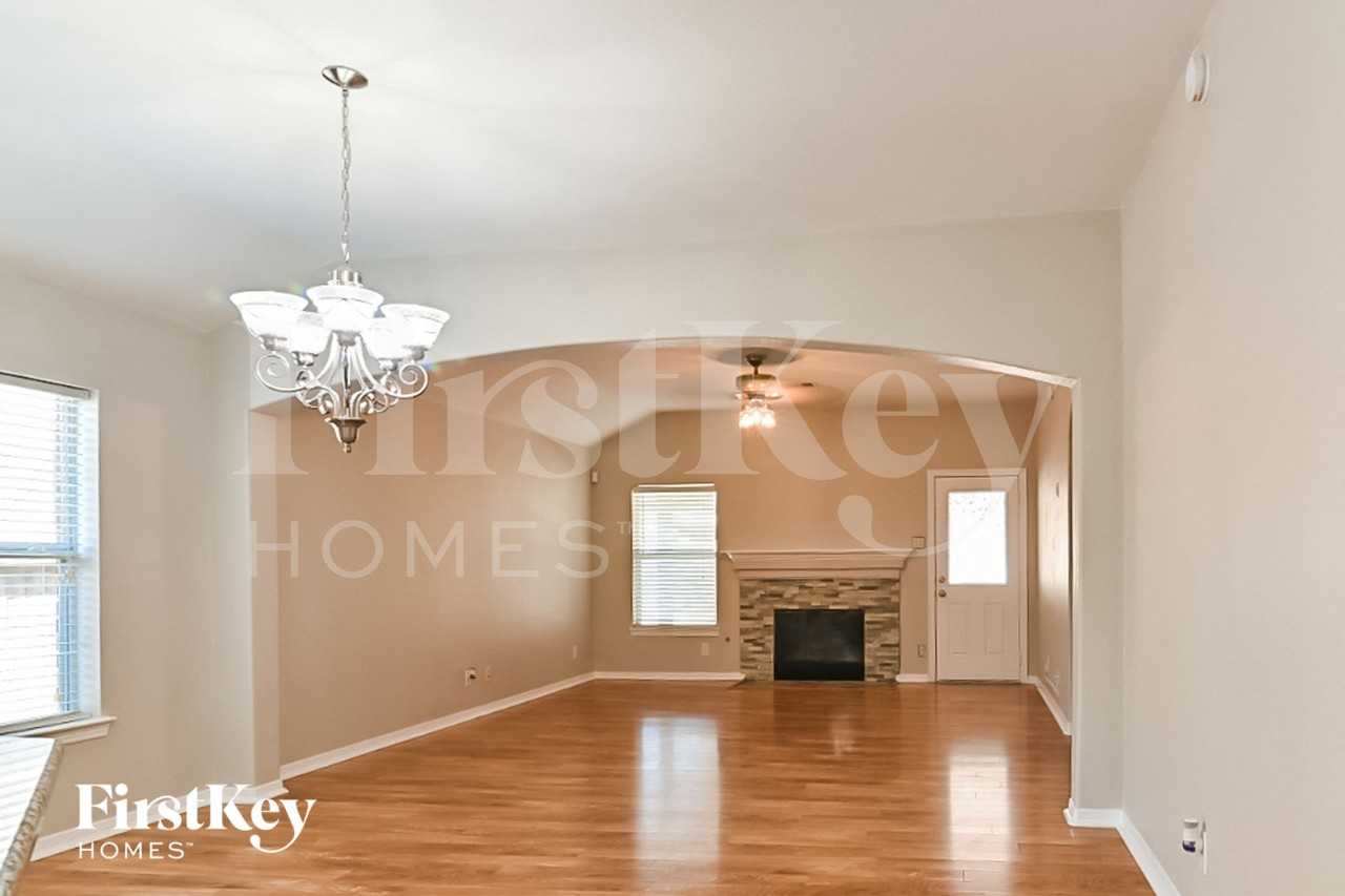 9907 Clanton Pines Dr - Photo 4 of 15