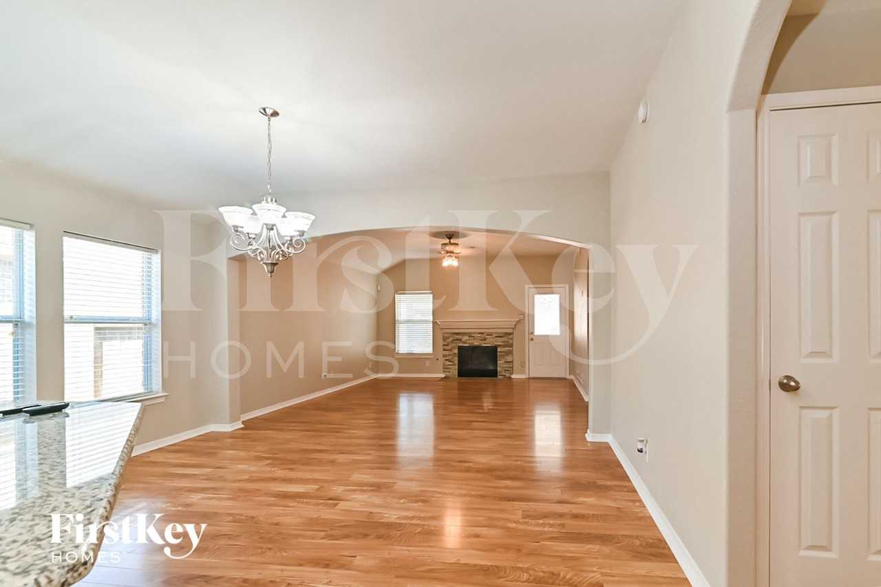 9907 Clanton Pines Dr - Photo 5 of 15