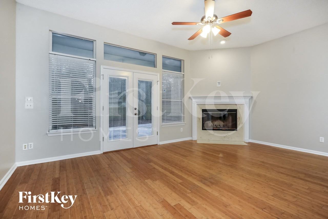 5204 Oxford Crest Drive - Photo 4 of 15