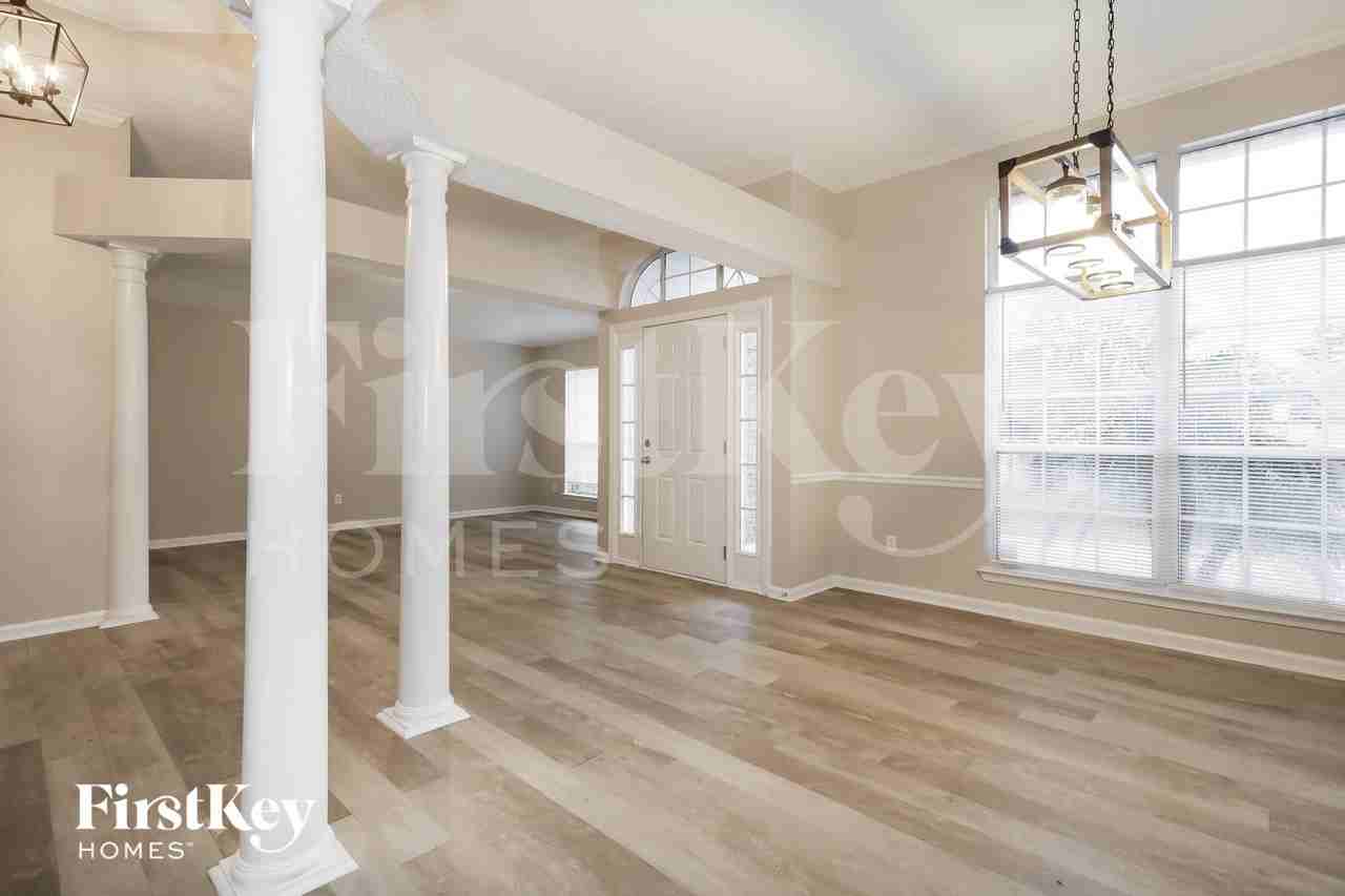 5204 Oxford Crest Drive - Photo 5 of 15