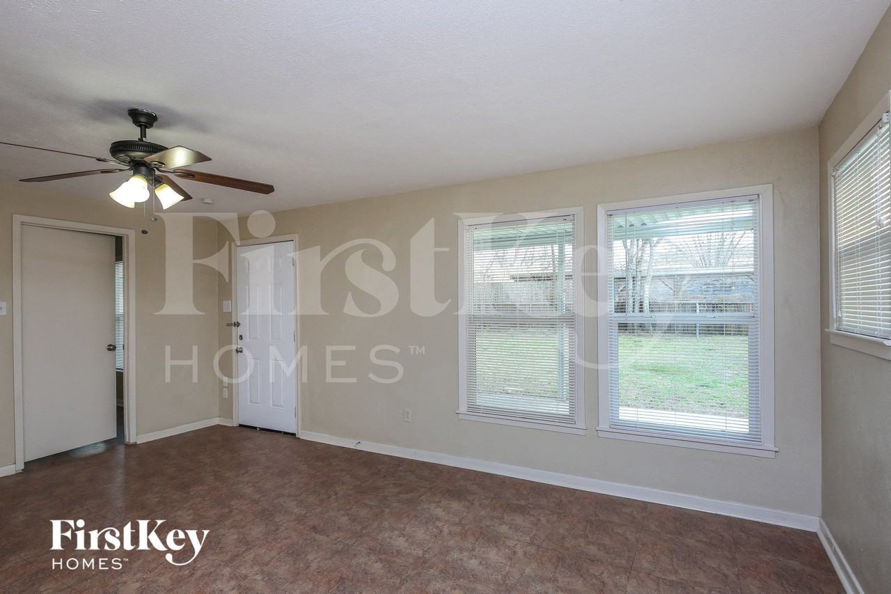 816 Russell Ln - Photo 2 of 15