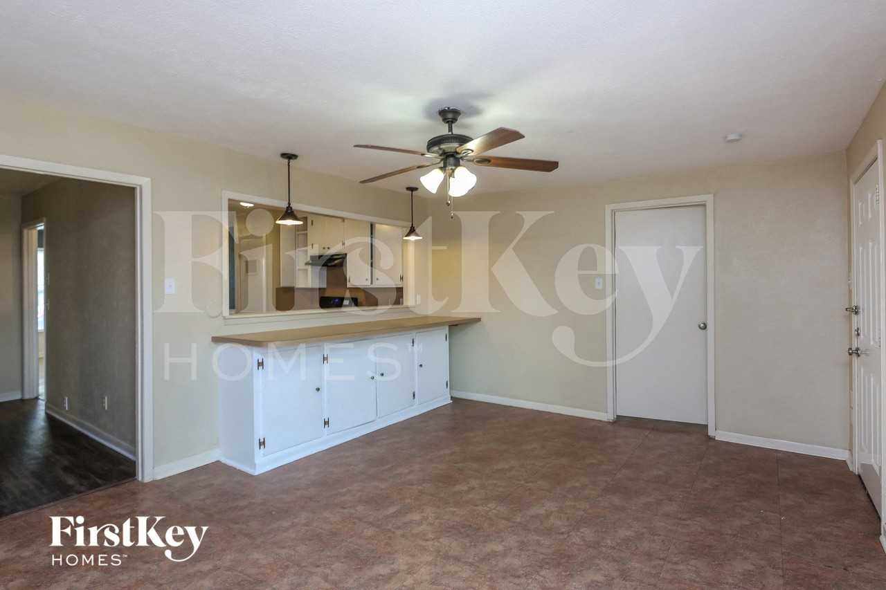 816 Russell Ln - Photo 3 of 15