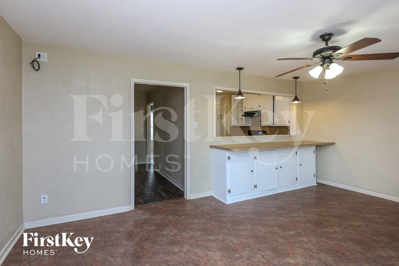 816 Russell Ln - Photo 4 of 15