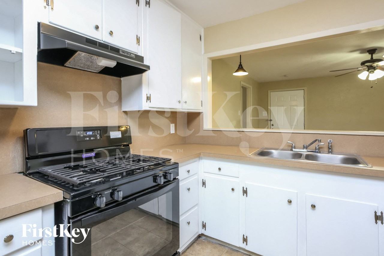 816 Russell Ln - Photo 5 of 15