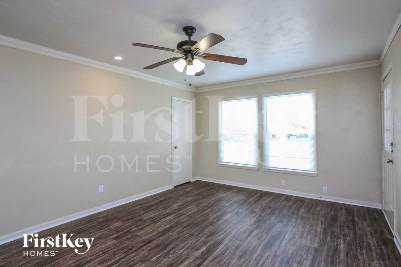 816 Russell Ln - Photo 6 of 15