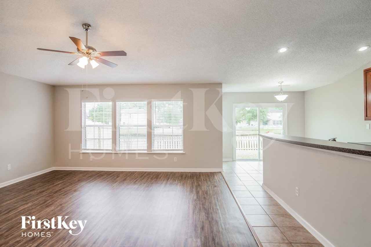 12241 Pebble Point Dr W - Photo 4 of 15