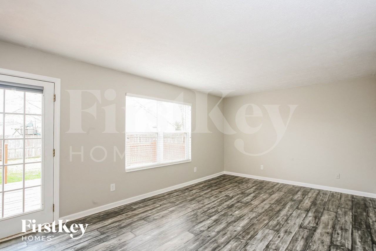 445 Winterwood Dr - Photo 3 of 15