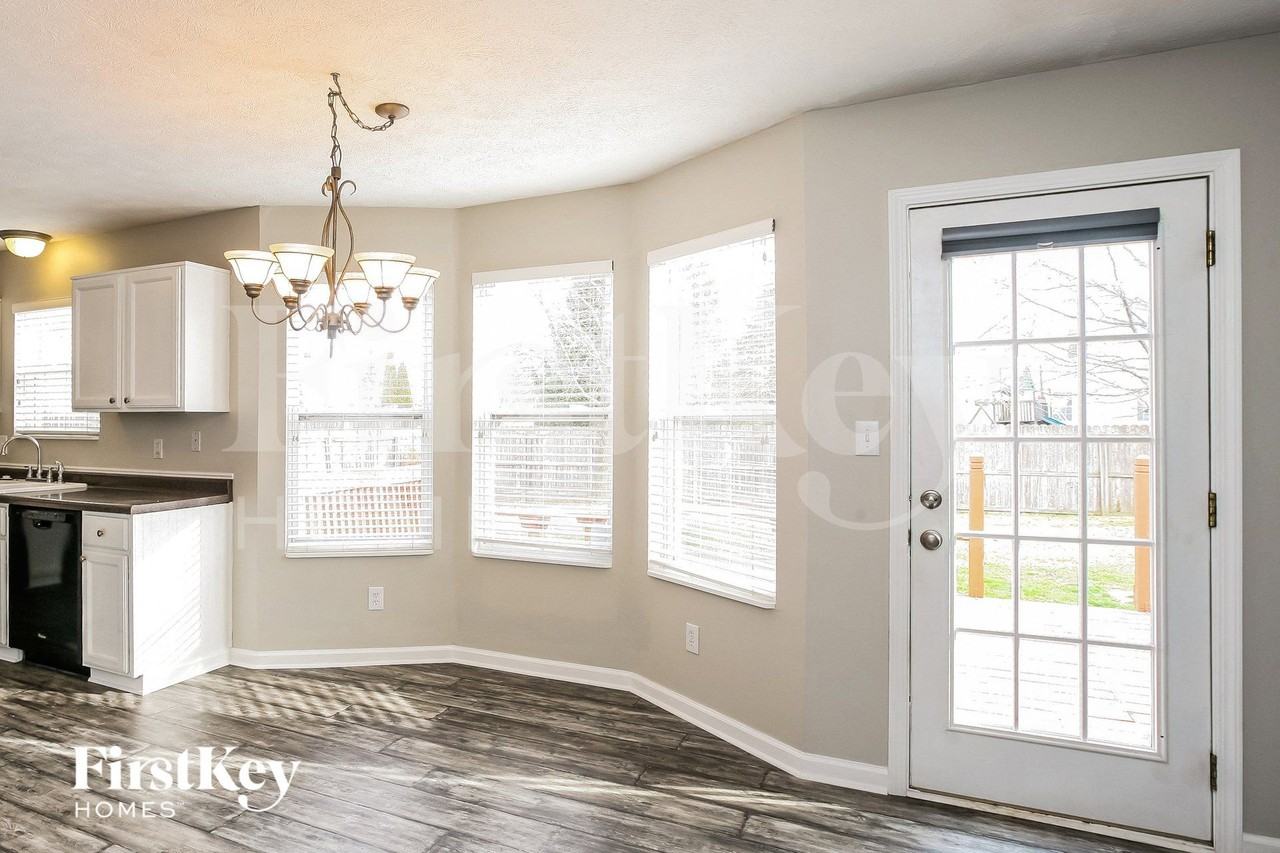 445 Winterwood Dr - Photo 4 of 15