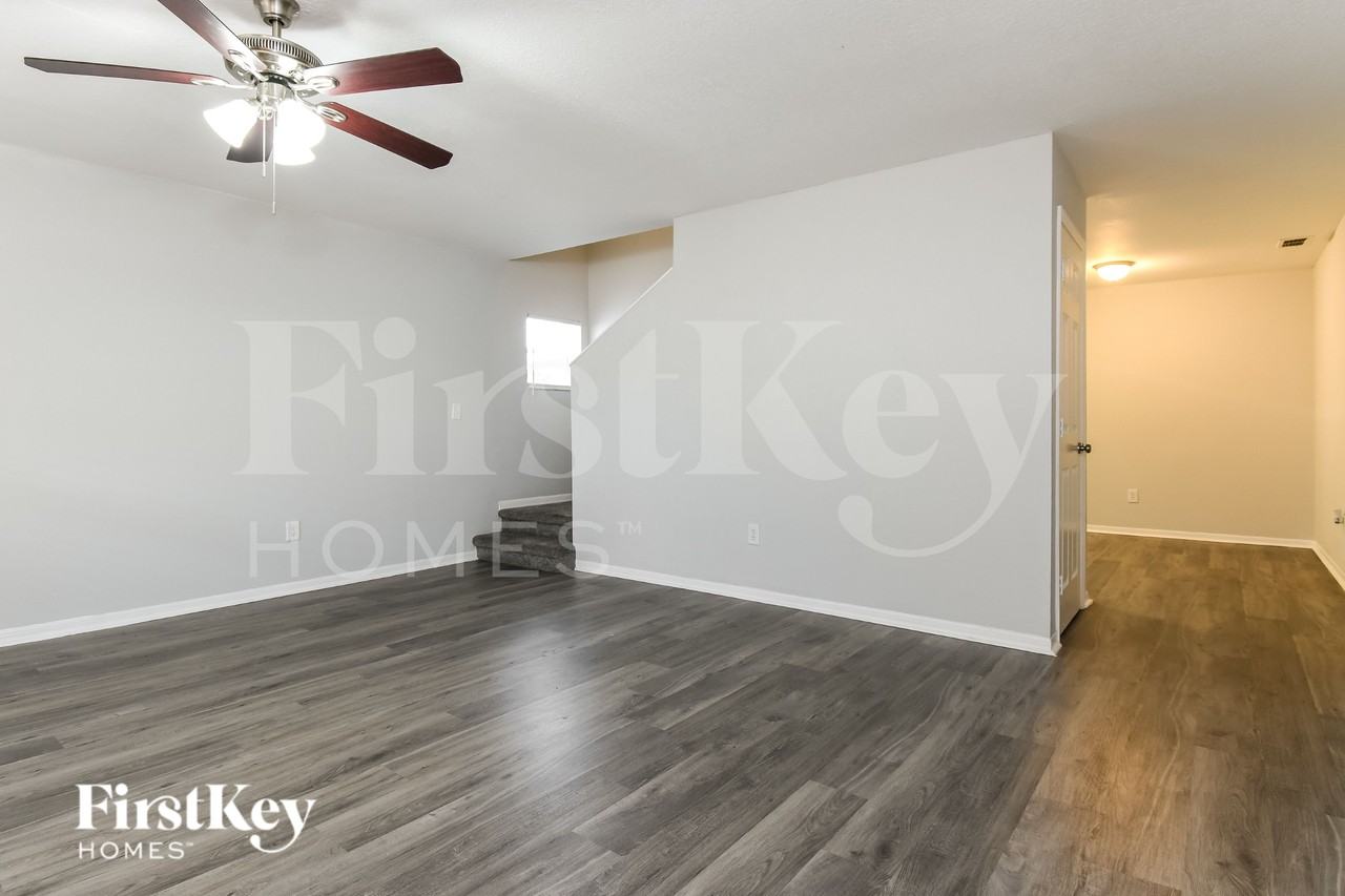 3796 Huntwicke Blvd - Photo 3 of 15