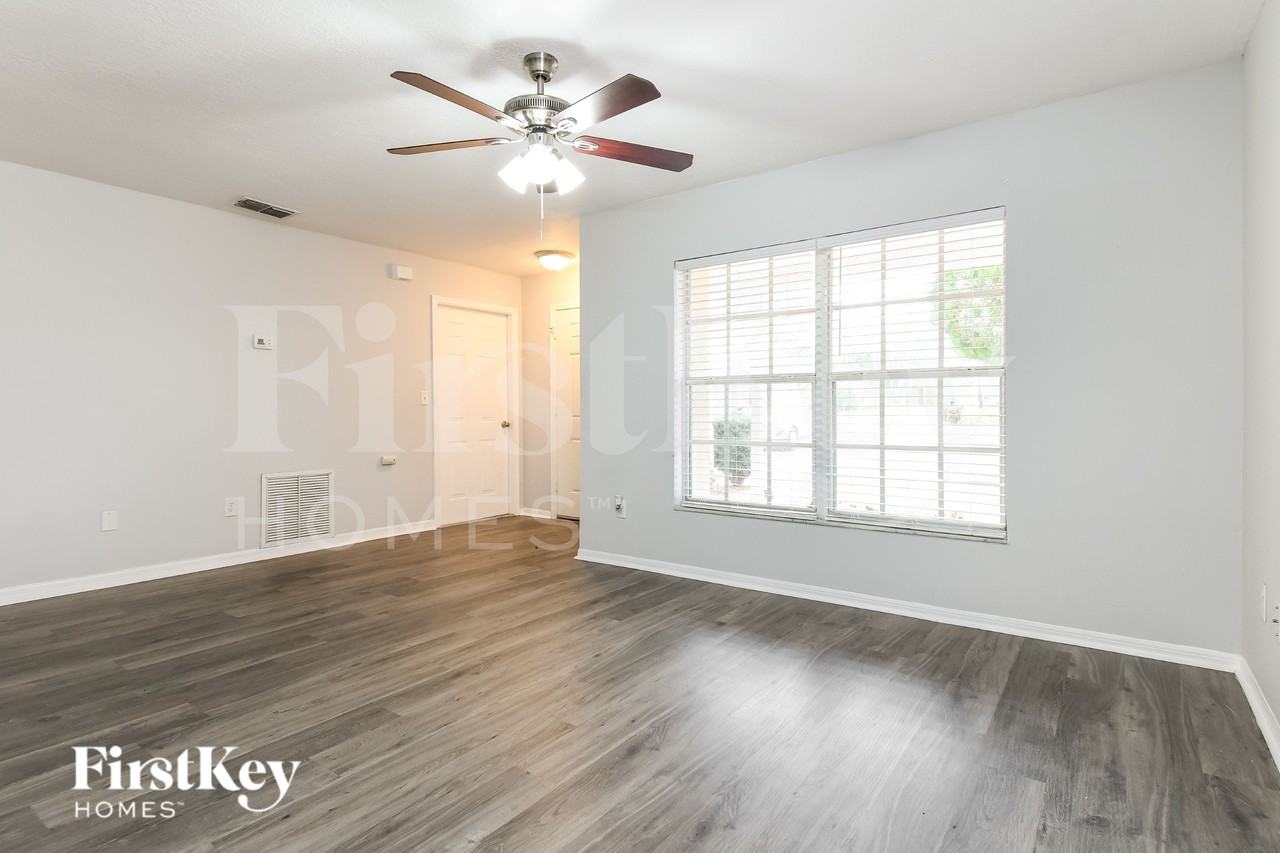 3796 Huntwicke Blvd - Photo 5 of 15