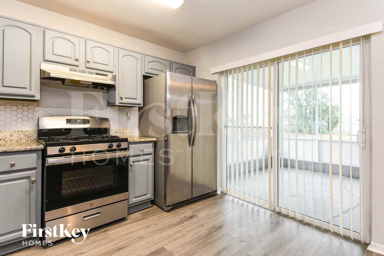 3796 Huntwicke Blvd - Photo 7 of 15