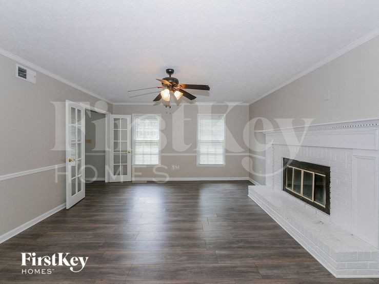 180 Windsor Drive - Photo 4 of 15