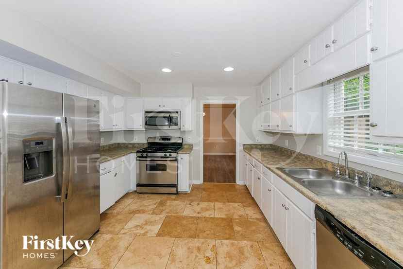 180 Windsor Drive - Photo 6 of 15