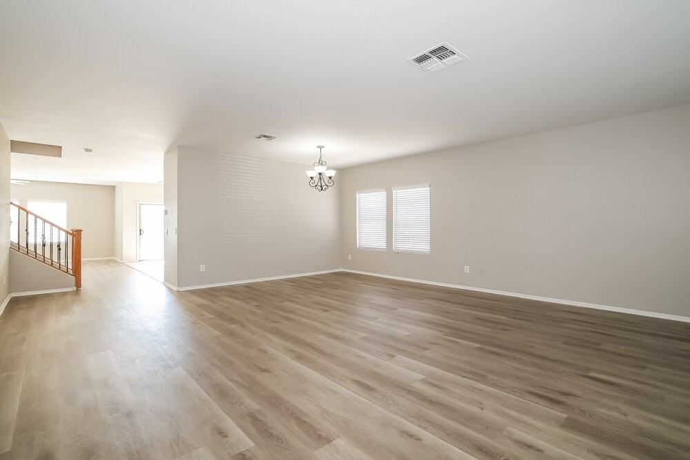 2413 W Chipman Rd - Photo 4 of 17