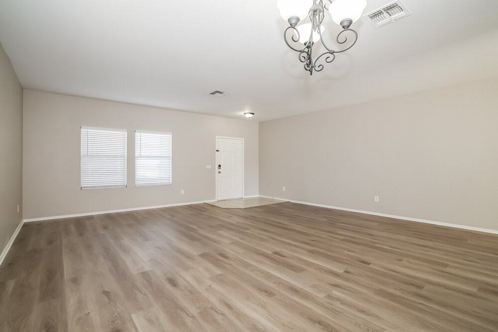 2413 W Chipman Rd - Photo 5 of 17