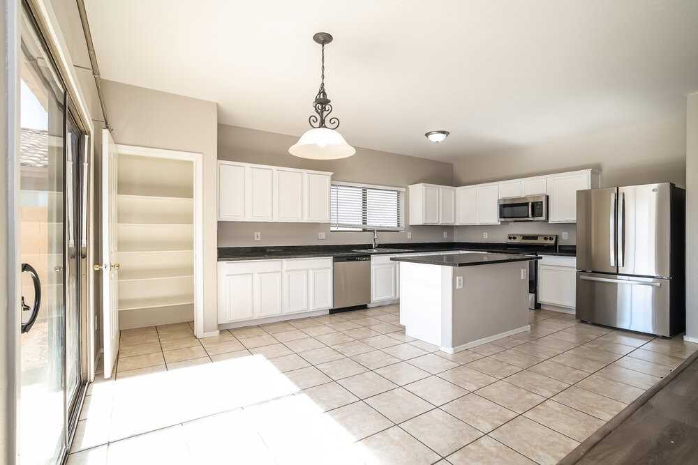 2413 W Chipman Rd - Photo 6 of 17