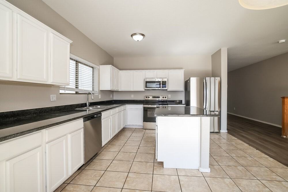 2413 W Chipman Rd - Photo 7 of 17