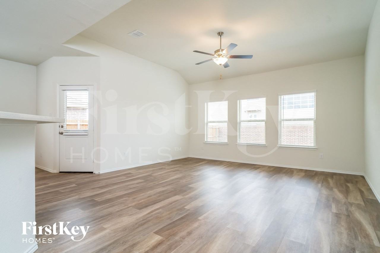 446 Stuart Ln - Photo 3 of 15