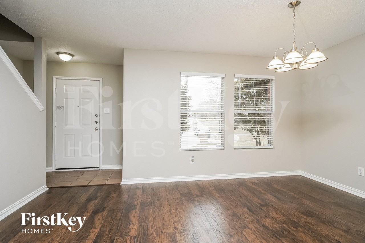 2549 Barksdale Dr - Photo 3 of 15