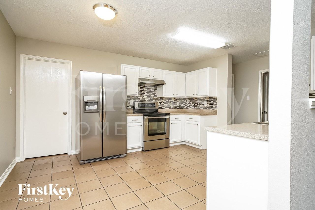 2549 Barksdale Dr - Photo 4 of 15