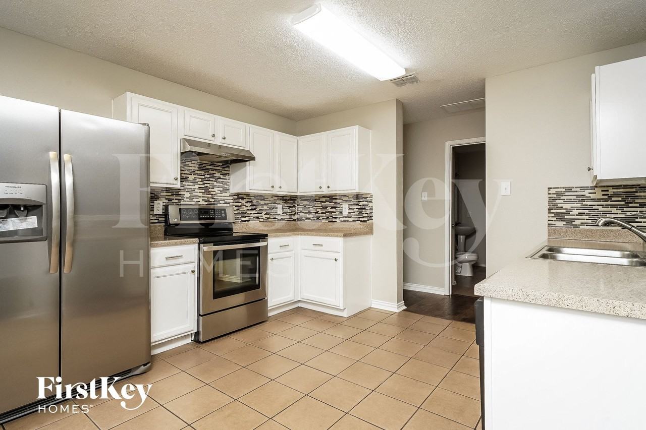 2549 Barksdale Dr - Photo 5 of 15