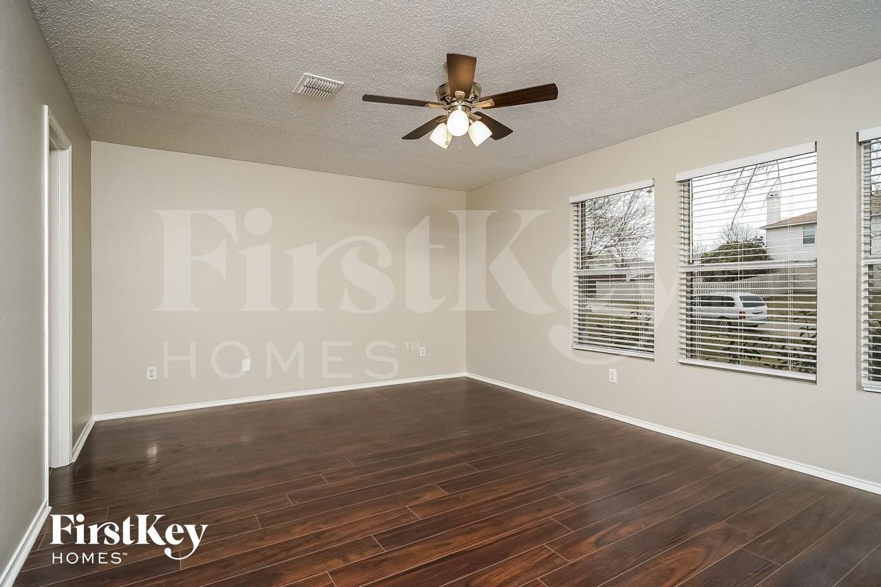 2549 Barksdale Dr - Photo 7 of 15