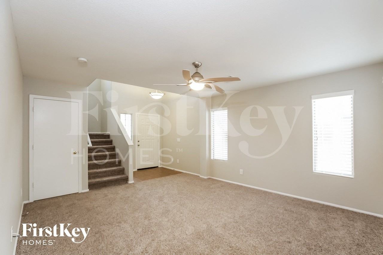 12601 West Reade Avenue - Photo 3 of 15