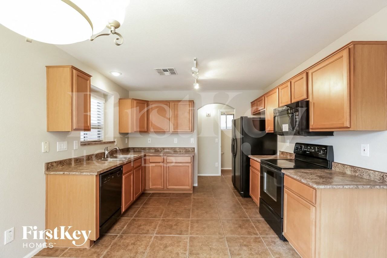 12601 West Reade Avenue - Photo 5 of 15