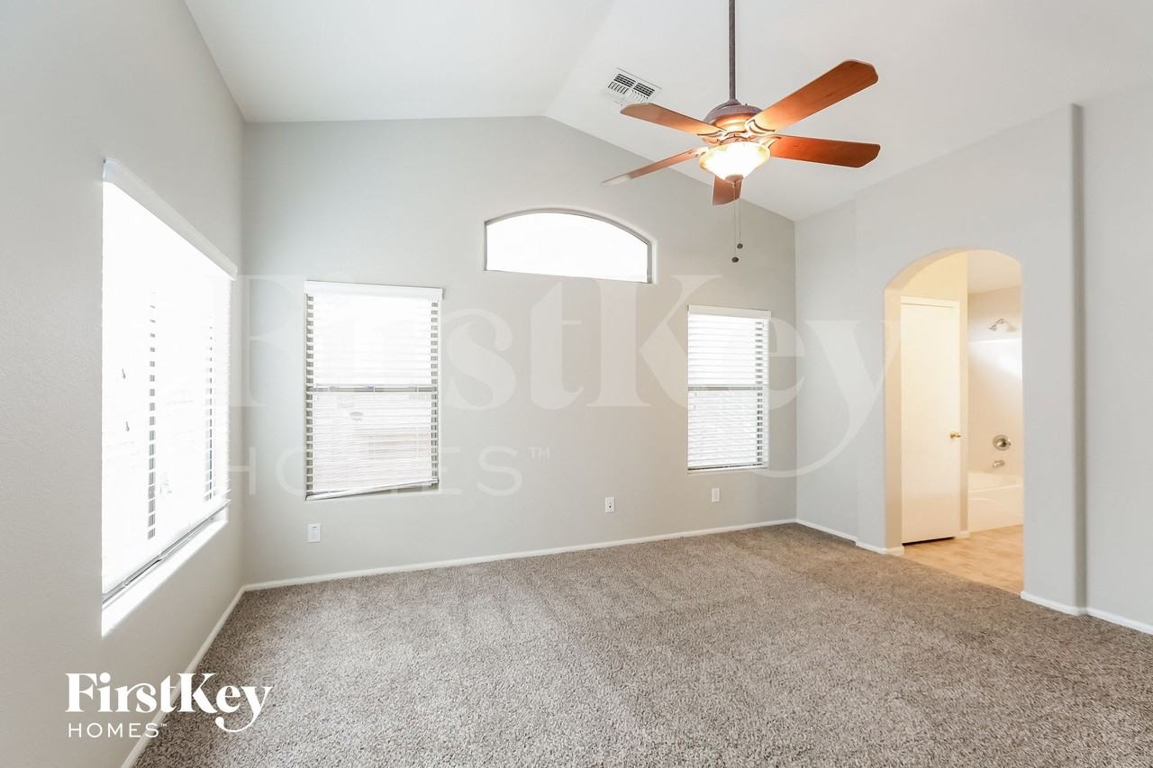 12601 West Reade Avenue - Photo 7 of 15