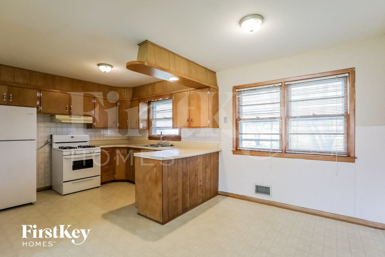 9303 E 81st Ter - Photo 5 of 15