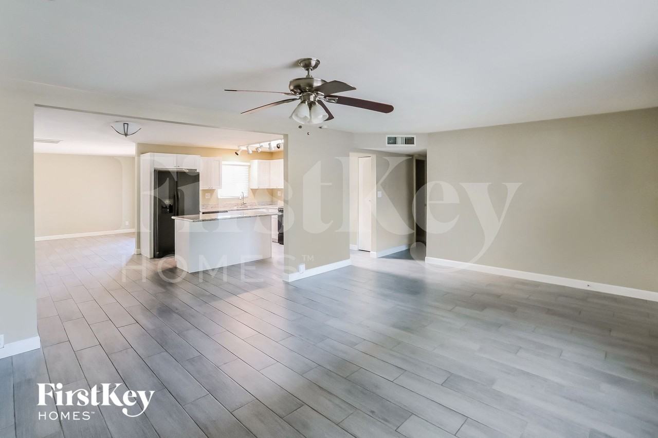 9214 N 36th Dr - Photo 3 of 15