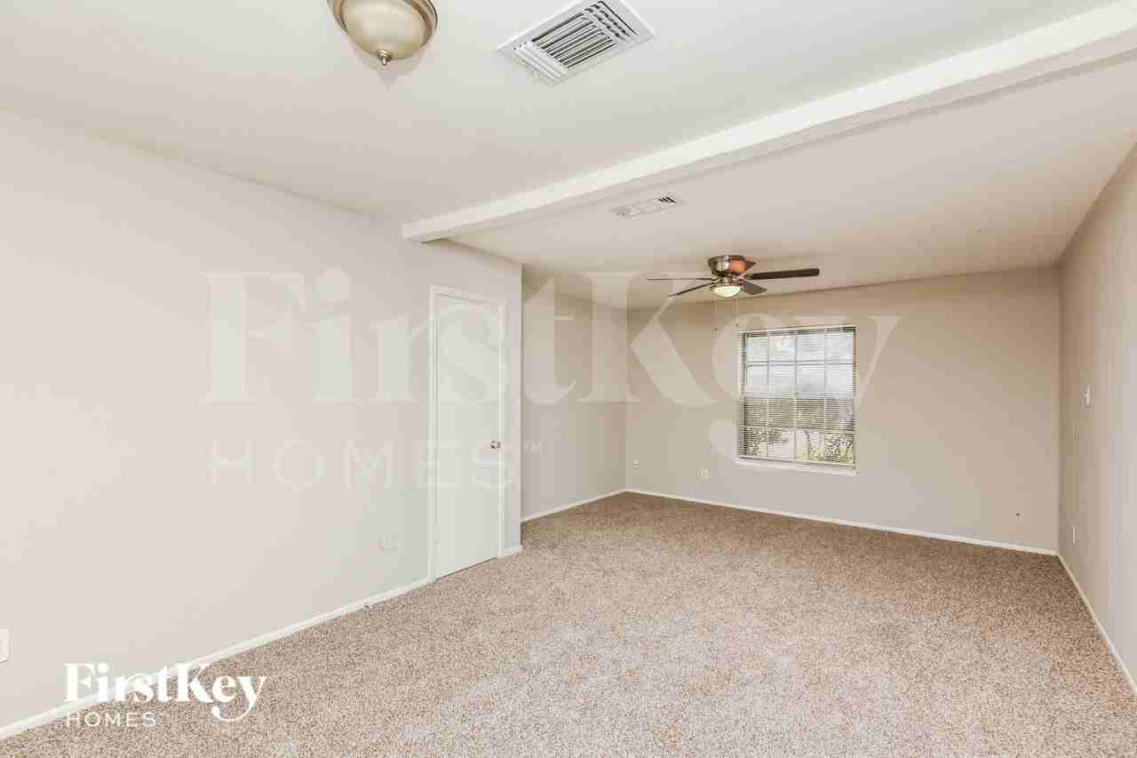 918 Kerry St - Photo 3 of 16