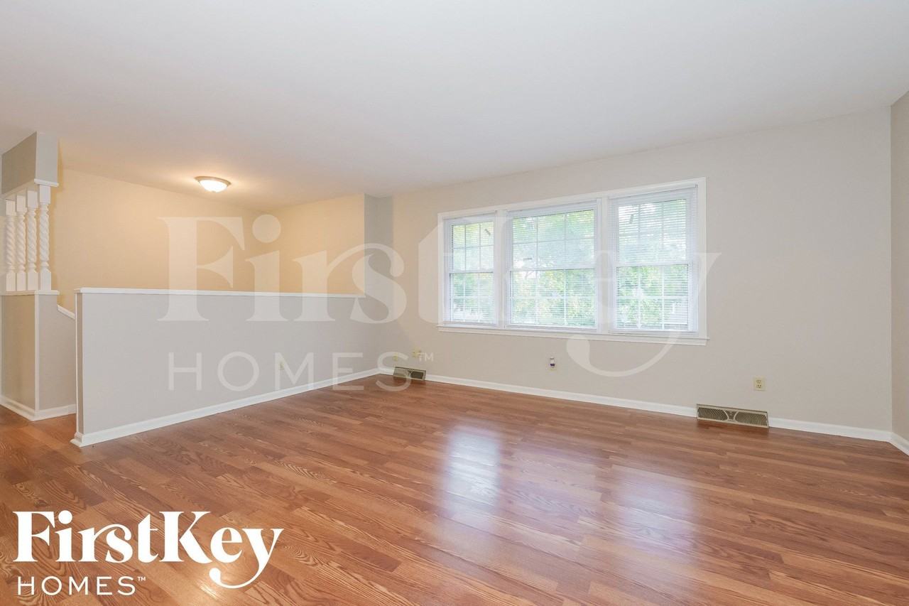 909 Ne 81st St - Photo 2 of 14