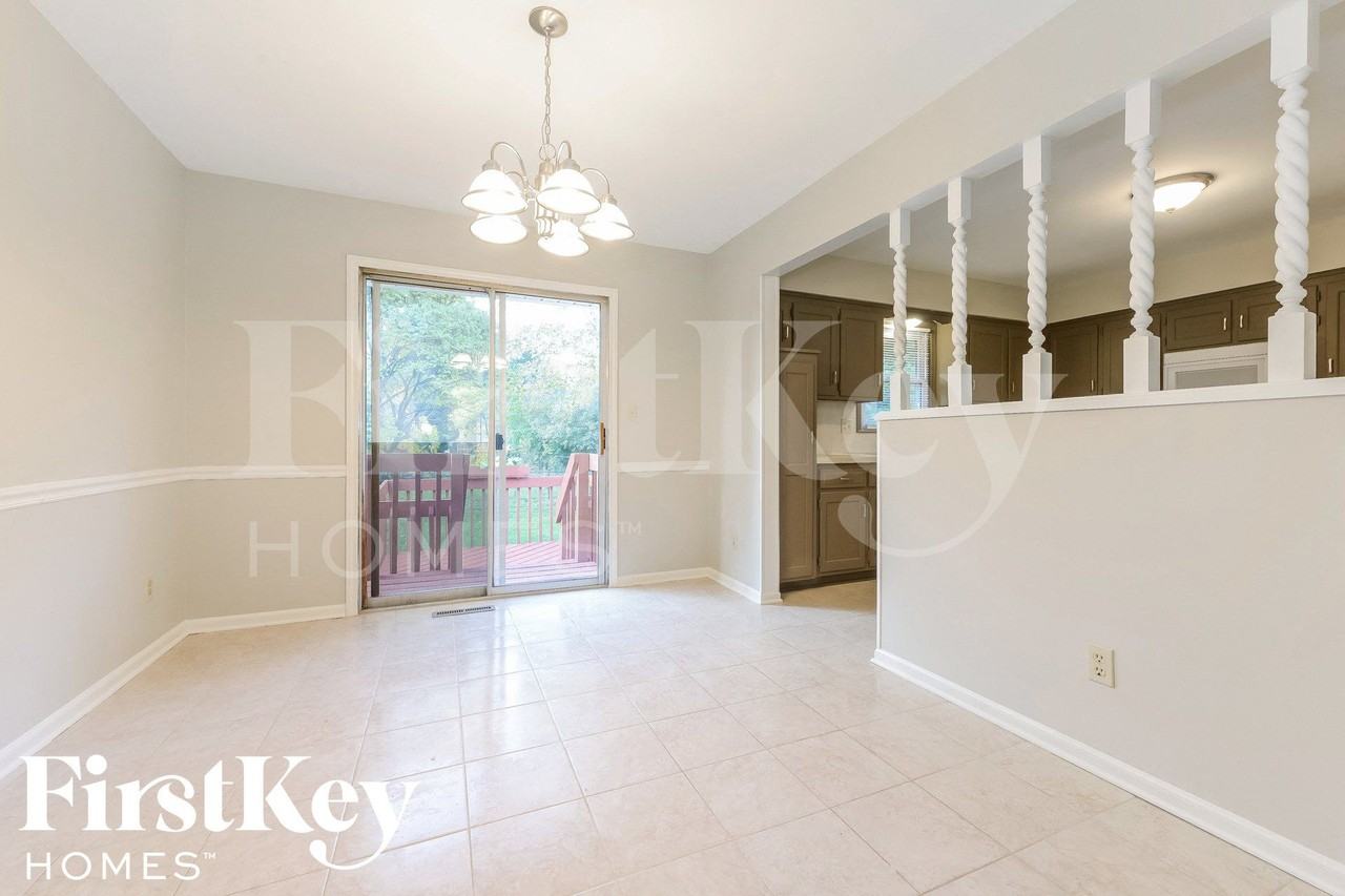 909 Ne 81st St - Photo 3 of 14