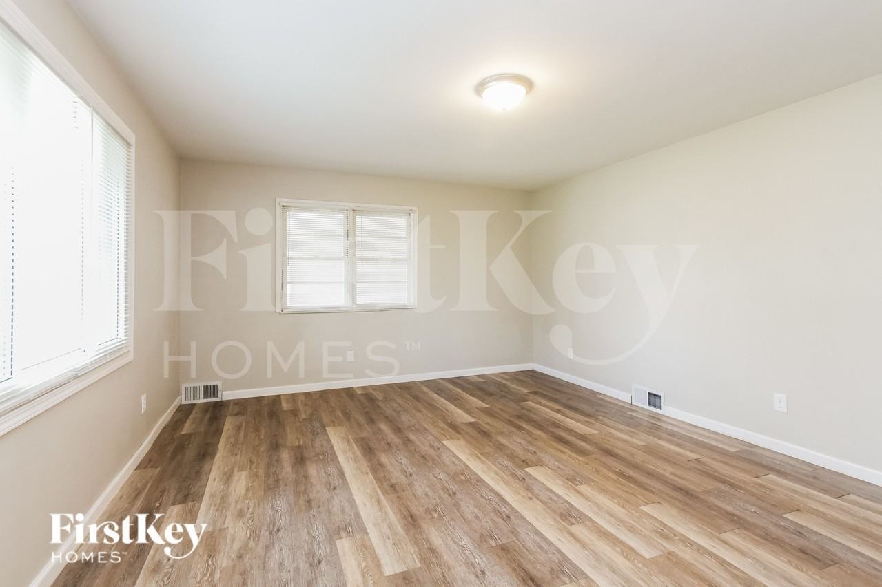 9045 E 18th St - Photo 6 of 15