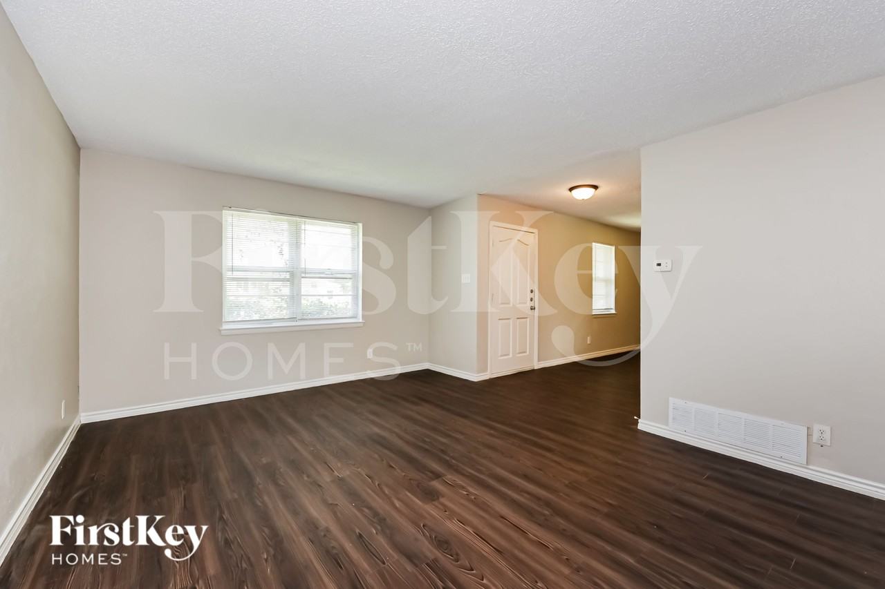 902 Poinsettia Drive - Photo 2 of 16