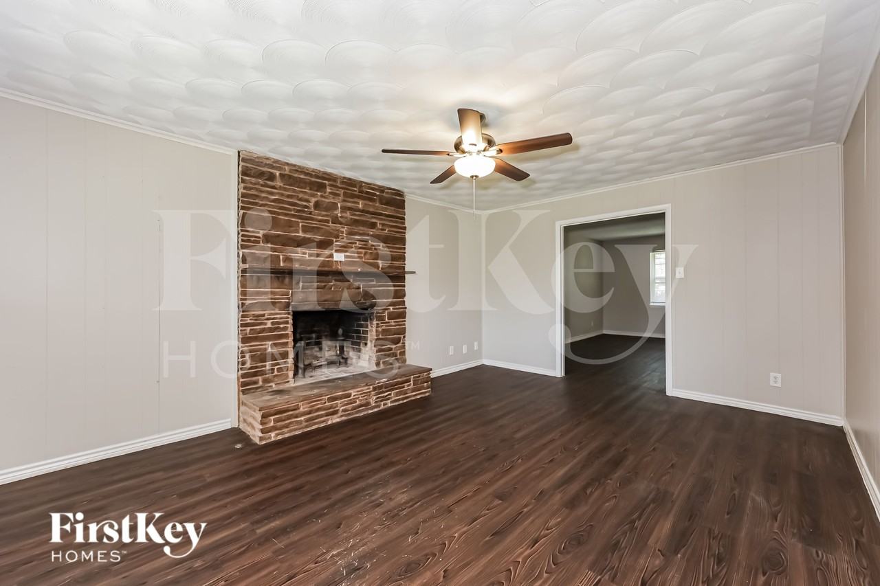 902 Poinsettia Drive - Photo 3 of 16